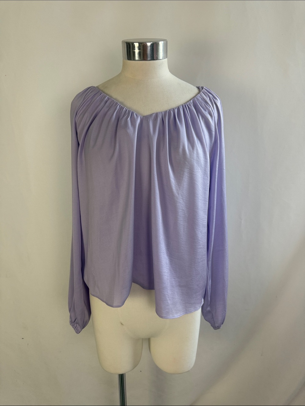 ANN TAYLOR LILAC V NECK TOP